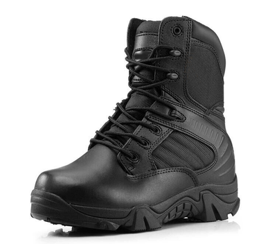 Men's combat boots for desert operations with tactical features