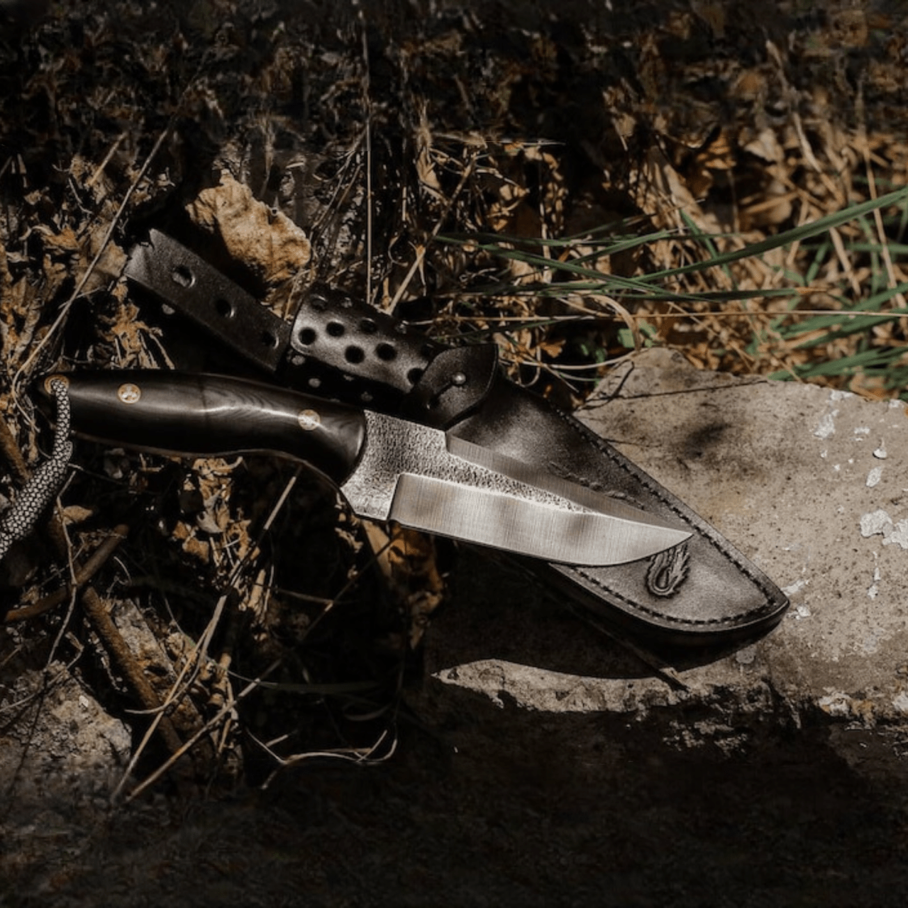 Damascus hunting knife with fixed blade