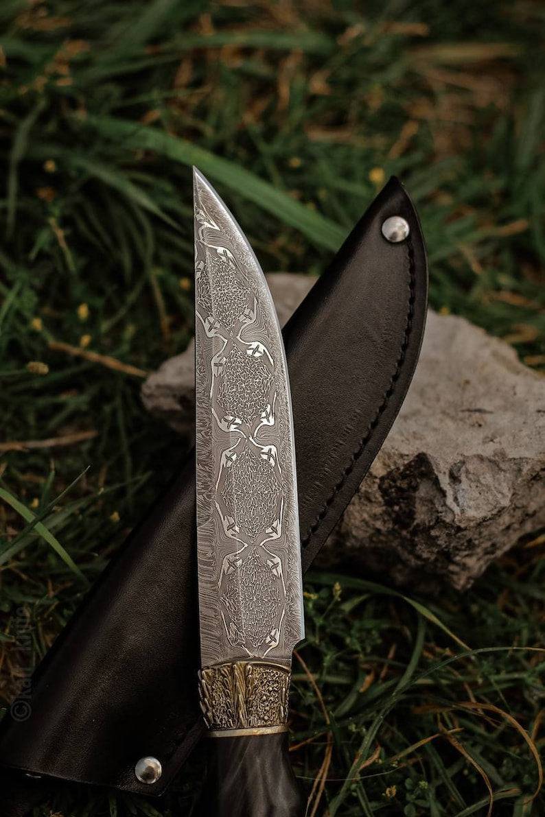 Handmade Damascus blade with dragon handle for hunting