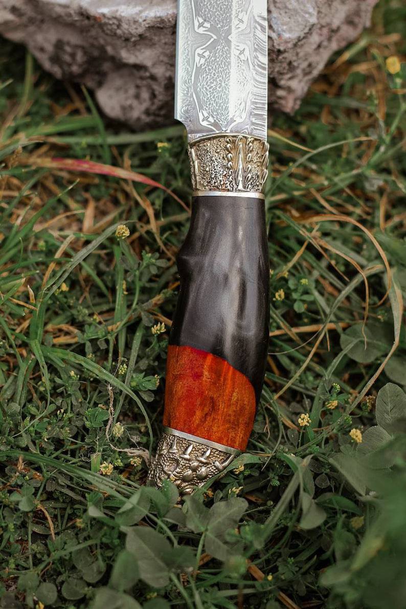 Distinctive dragon handle Damascus hunting knife