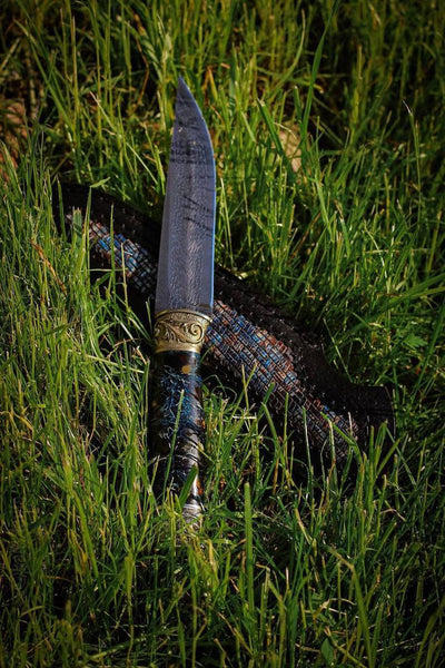 High-quality Damascus steel knife for hunting with burl wood