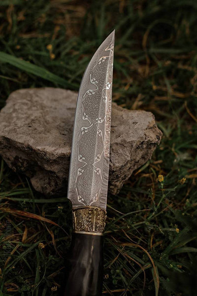 Custom Damascus steel knife for hunting with dragon motif