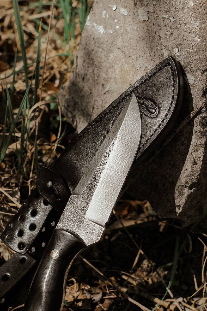 Fixed blade knife for hunting with leather sheath