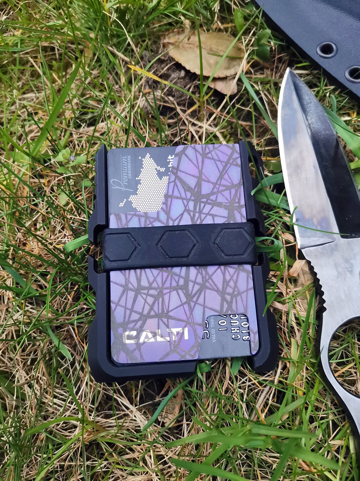 Best titanium EDC wallet for military enthusiasts