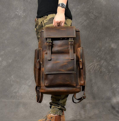 Chic and versatile men's daypack in retro brown leather with adjustable volume